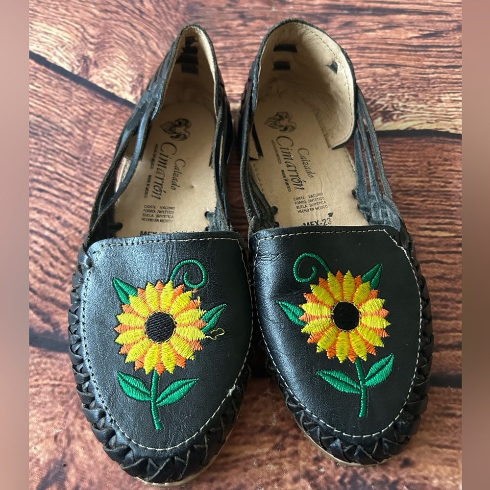 Chic Black Moccasins‎ with Sunflower Embroidery - Picture 7 of 11